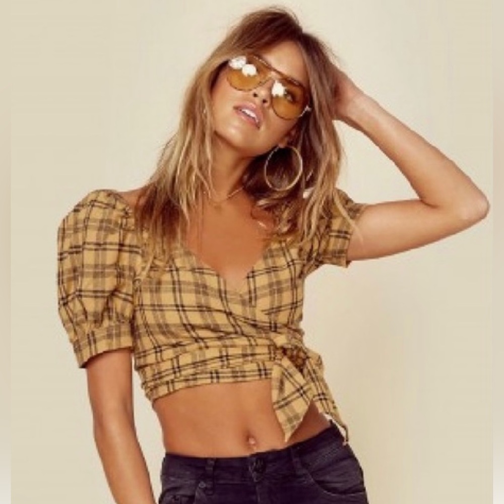 Planet Blue wrap top Mid-waist crop.Puff sleeves Brown color.Chess print.Size L
